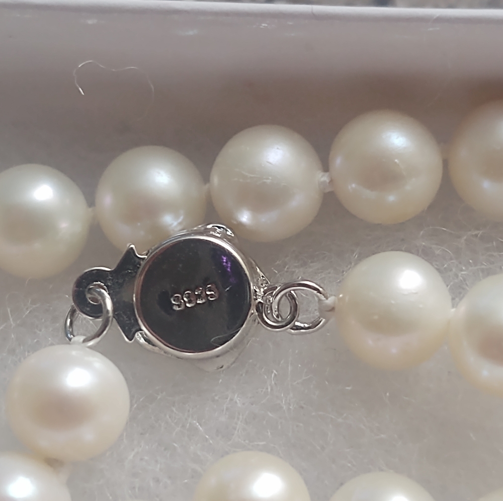Beautiful pearl necklace/earring set